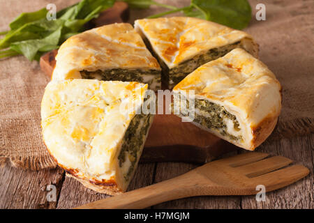 Tranches de savoureuse tarte spanakopita grecs close-up sur la table. Banque D'Images