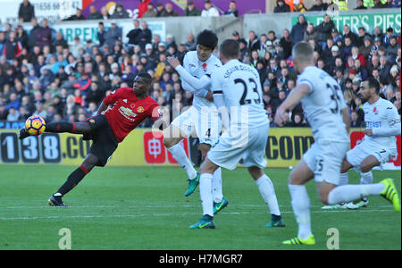 Paul Pogba Manchester United marque son premier but de la partie au cours de la Premier League match au Liberty Stadium, Swansea. Banque D'Images