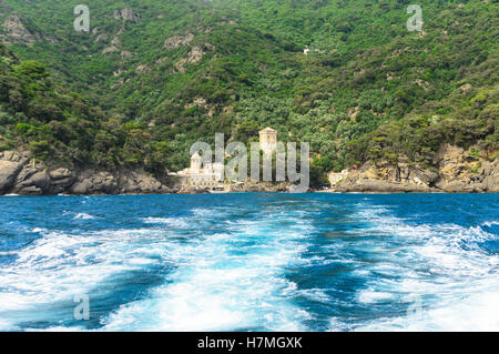 San Fruttuoso Abby et la tour Doria perché sur la côte ligurienne de l'Italie Banque D'Images