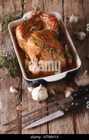 Poulet au four avec quarante gousses d'ail et les ingrédients sur la table verticale. Banque D'Images
