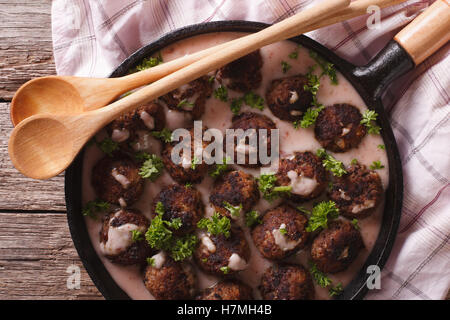 Boulettes de viande avec sauce crémeuse berry libre sur une poêle vue du dessus horizontale. Banque D'Images