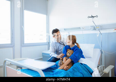 Doctor examining girl patient in hospital Banque D'Images