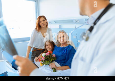 Visite de la famille grand-mère in Hospital Bed Banque D'Images