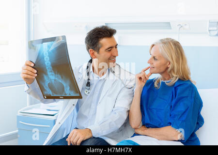 Doctor showing Xray pour un senior patient in hospital Banque D'Images