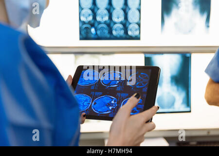 Surgeon examining Xray Banque D'Images