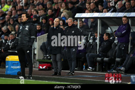 Swansea City manager Bob Bradley et Alan Curtis adjointe au cours de la Premier League match au Liberty Stadium, Swansea. Banque D'Images