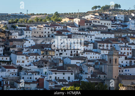 Vue panoramique de maisons typiques de la ville au cours de l'automne, à droite l'église de San Andres, Alcala del Jucar, Albacete, Espagne Banque D'Images