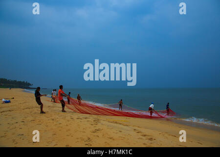 Les pêcheurs à Thottada beach près de Kannur Beach (Kerala, Inde) Banque D'Images