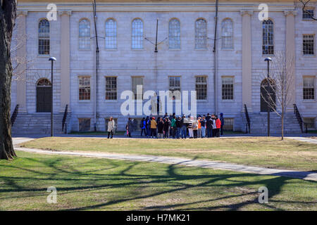 Groupe touristique réunis autour de la statue de John Harvard Harvard Yard, Cambridge, MA, USA. Banque D'Images