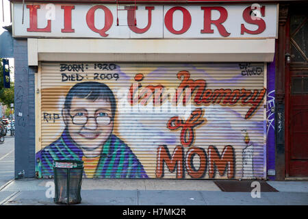 Peinture murale sur un ERP Memorial Liquor Store affiche les mots 'en mémoire de maman' à New York, NY, USA. Banque D'Images