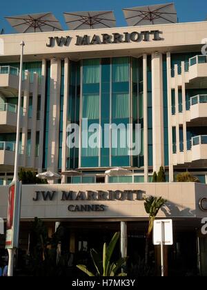 AJAXNETPHOTO. 2016. CANNES, FRANCE. - Côte D'AZUR RESORT HOTEL - Façade DE LA CÉLÈBRE J.W.Marriott Hotel. PHOTO:JONATHAN EASTLAND/AJAX REF:GX160710 6400 Banque D'Images