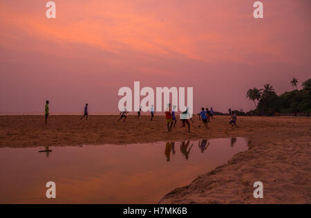 Football de plage à Thottada Beach près de Kannur (Kerala) Banque D'Images