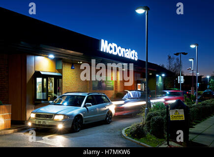 La file de voitures à un drive-thru McDonalds, England UK Banque D'Images