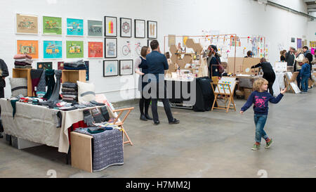 Jeune garçon marche autour de stalles de marque à la Renegade Craft Fair, une manifestation annuelle du marché designer indépendant Banque D'Images