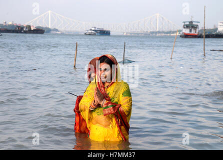 Kolkata, Inde. 06 Nov, 2016. Les femmes hindoues mariées prient à Dieu Soleil au cours de Chhath Puja Festival à Kolkata. Chhath Puja est une ancienne fête hindoue, est dédié au Soleil et sa femme Usha afin de les remercier pour le maintien de la vie sur Terre. Les dévots hindous de spécial de Bihar se rassemblent à Ganga river bank pour adorer Dieu Soleil aujourd'hui soir. Credit : Saikat Paul/Pacific Press/Alamy Live News Banque D'Images