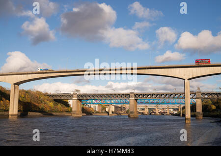 Le Redheugh road et King Edward rail ponts sur la rivière Tyne, Newcastle upon Tyne, England, UK Banque D'Images