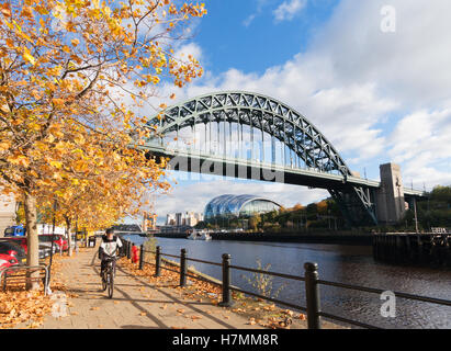 Cycliste le long de quai sous le pont Tyne, Newcastle upon Tyne, England, UK Banque D'Images
