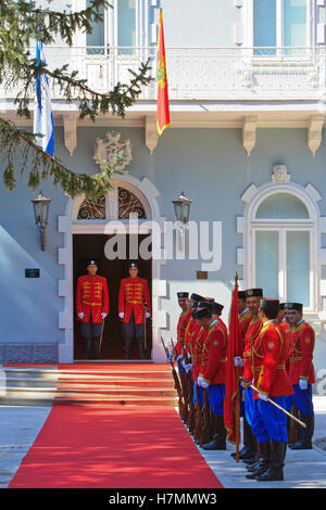 La garde présidentielle à l'entrée de la résidence du Président du Monténégro à Cetinje Banque D'Images