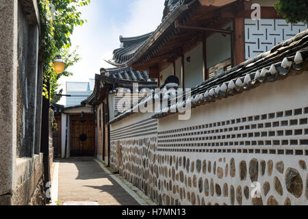 Petit et vide alley et de vieux bâtiments au village de Bukchon Hanok à Séoul, Corée du Sud. Banque D'Images