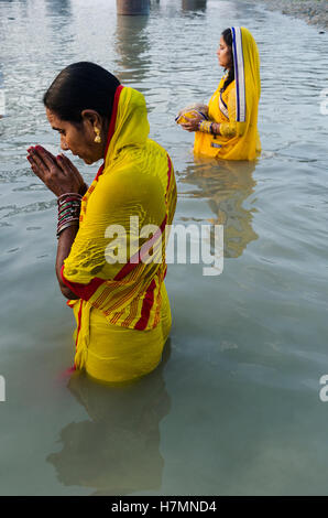 Kolkata, West Bengal, India, 6e Novembre 2016 : Chhath est un Hindu-Vedic célébration du festival qui tombe le quatrième jour après Diwali et sont célébrés pendant quatre jours. Lakhs de fidèles le dimanche prières offertes au soleil sur les ghats du Gange et d'autres rivières et plans d'eau dans Kolkata, Bengale occidental, à l'occasion de Chhath. Le jeûne à Kolkata, hommes et femmes se pressaient les ghats du Gange et se tint dans l'eau jusqu'à la taille pour offrir des prières pour le soleil couchant. Banque D'Images