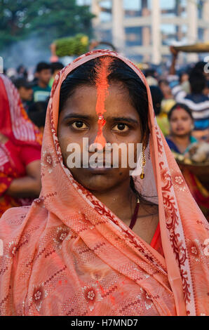 Kolkata, West Bengal, India, 6e Novembre 2016 : Chhath est un Hindu-Vedic célébration du festival qui tombe le quatrième jour après Diwali et sont célébrés pendant quatre jours. Lakhs de fidèles le dimanche prières offertes au soleil sur les ghats du Gange et d'autres rivières et plans d'eau dans Kolkata, Bengale occidental, à l'occasion de Chhath. Le jeûne à Kolkata, hommes et femmes se pressaient les ghats du Gange et se tint dans l'eau jusqu'à la taille pour offrir des prières pour le soleil couchant. Banque D'Images