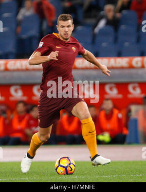 Rome, Italie. 06 Nov, 2016. Roma's Edin Dzeko en action au cours de la Serie A match de foot entre Rome et Bologne au Stade Olympique. Credit : Riccardo De Luca/Pacific Press/Alamy Live News Banque D'Images