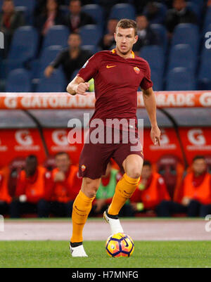 Rome, Italie. 06 Nov, 2016. Roma's Edin Dzeko en action au cours de la Serie A match de foot entre Rome et Bologne au Stade Olympique. Credit : Riccardo De Luca/Pacific Press/Alamy Live News Banque D'Images