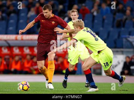 Rome, Italie. 06 Nov, 2016. RomaÕs Edin Dzeko, gauche, est contesté par Bologna's Filip Helander au cours de la Serie A match de foot entre Rome et Bologne au Stade Olympique. Credit : Riccardo De Luca/Pacific Press/Alamy Live News Banque D'Images