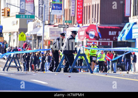 New York City, United States. 06 Nov, 2016. Le 46e marathon de New York TCS annuel a réuni plus de cinquante mille concurrents sur les rues de l'ensemble des cinq quartiers de New York. Un jeune de 20 ans Ghirmay Ghebreslassie de l'Érythrée a obtenu les hommes avec un temps de 20:07:51. Alors que Mary Keitany kenyan a gagné pour les femmes avec un temps de 2:24:26 Credit : Andy Katz/Pacific Press/Alamy Live News Banque D'Images