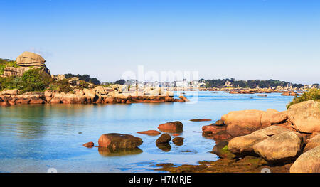 Ploumanach, rock et bay beach à matin. Tonique. Côte de Granit Rose, Perros Guirec, Bretagne, France. Longue exposition. Banque D'Images