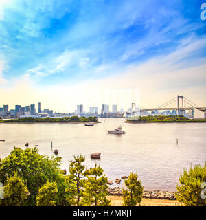 Coucher de soleil de Tokyo Skyline panorama avec pont en arc-en-ciel et vue sur la baie d'Odaiba. Le Japon, l'Asie Banque D'Images