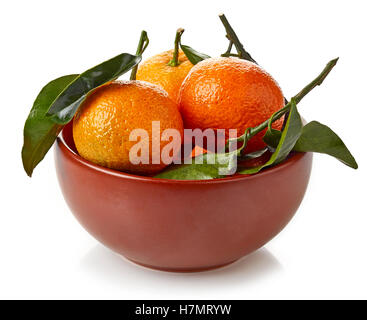 Bol de tangerines mandarines ou isolé sur fond blanc Banque D'Images