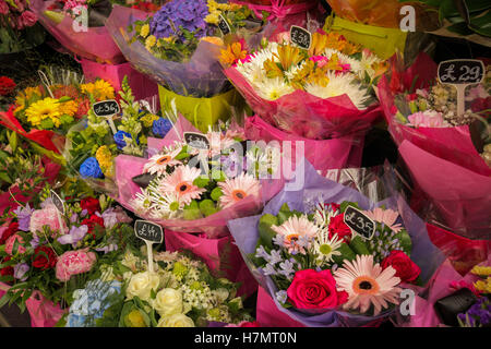 Flower stand à la gare Victoria à Londres, Royaume-Uni Banque D'Images