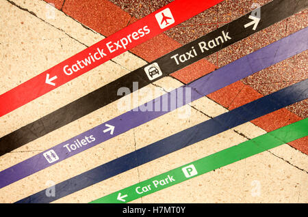 Des lignes colorées diriger les passagers vers différents points de la station tels que la table, station de taxis, les toilettes, parking Banque D'Images