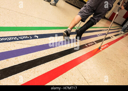 Des lignes colorées diriger les passagers vers différents points de la station tels que la table, station de taxis, des toilettes, etc. Banque D'Images