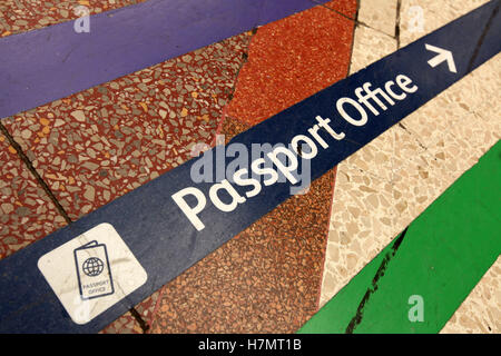 Des lignes colorées diriger les passagers vers différents points de la station tels que bureau des passeports, la gare de Victoria, Londres Banque D'Images