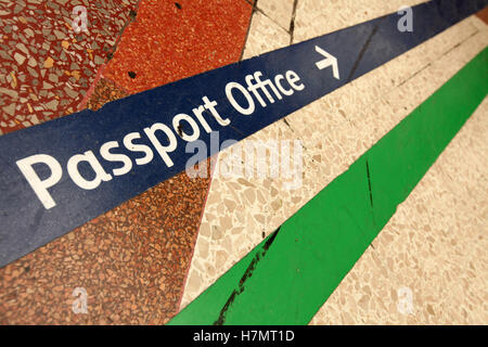 Des lignes colorées diriger les passagers vers différents points de la station tels que bureau des passeports, la gare de Victoria, Londres Banque D'Images