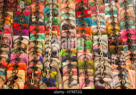 Les écharpes en vente sur le stand dans le Covent Garden à Londres Banque D'Images