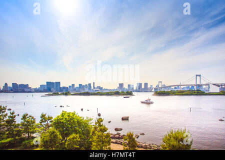 Coucher de soleil de Tokyo Skyline panorama avec pont en arc-en-ciel et vue sur la baie d'Odaiba. Le Japon, l'Asie Banque D'Images