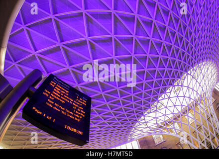 Carte électronique affichage temps de départ de trains à la gare de Kings Cross à Londres Banque D'Images