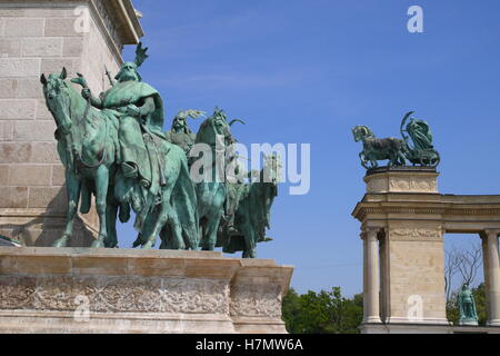 Des statues de chefs hongrois, dirigé par par le Prince Arpad, à la base de la meilleure colonne, Place des Héros, Budapest, Hongrie Banque D'Images