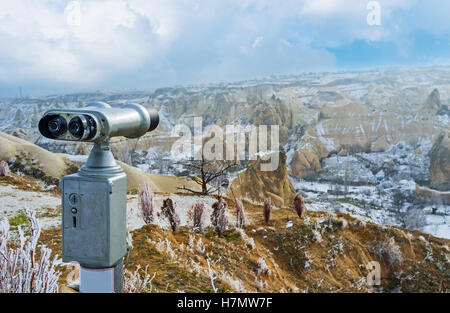 La zone de surveillance à l'aide de jumelles dans dertails, vallée des pigeons, Cappadoce, Turquie Banque D'Images