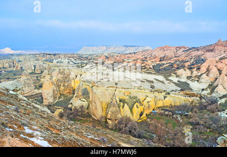 La vallée des Roses dispose d'un jaune vif, orange et rouge les roches volcaniques de différentes tailles et formes, Cappadoce, Turquie. Banque D'Images