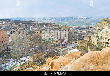 L'ancien village de montagne est situé à Cavusin dans les roches près de la vallée des Roses, en Cappadoce, Turquie. Banque D'Images