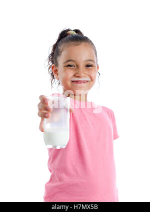 Happy Girl avec verre de lait isolé sur fond blanc Banque D'Images