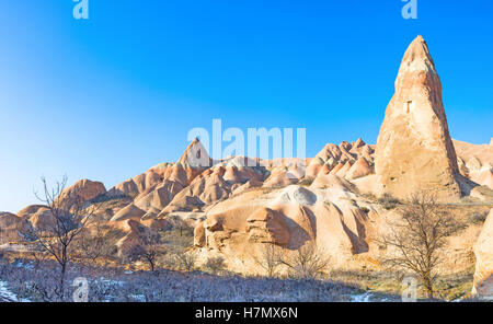 Le sentier dans la vallée des roses s'étend le long de la roches colorés avec des formes inhabituelles et différentes tailles, Cappadoce, Turquie. Banque D'Images