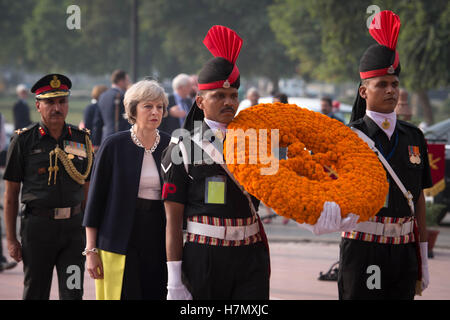 Premier ministre Theresa peut dépose une couronne à la porte de l'Inde à New Delhi, en Inde. Banque D'Images