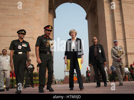 Premier ministre Theresa peut dépose une couronne à la porte de l'Inde à New Delhi, en Inde. Banque D'Images