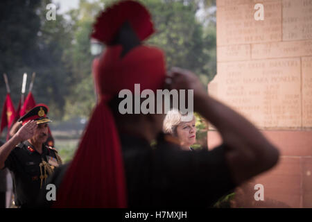 Premier ministre Theresa peut dépose une couronne à la porte de l'Inde à New Delhi, en Inde. Banque D'Images