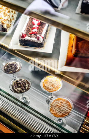 Gâteaux traditionnels portugais mixtes et les desserts sucrés en cafe afficher portugal Banque D'Images